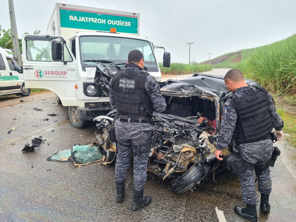 Colisão entre caminhão e carro deixa uma pessoa morta em rodovia em Alagoas — Foto: BPRv