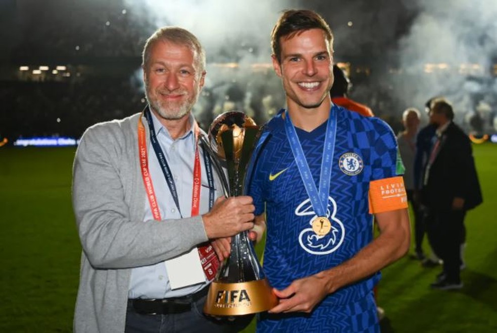 Abramovich e Azplicueta com o troféu: Mundial de Clubes era o único título que faltava para o magnata russo desde que ele virou dono do clube em 2003 — Foto: Site oficial do Chelsea