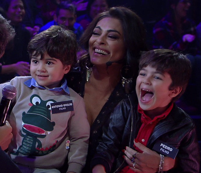 Juliana Paes com seus dois filhos fofos (Foto: TV Globo)