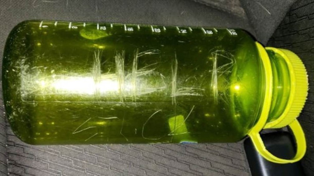 Curtis Whitson colocou a mensagem com pedido de socorro dentro desta garrafa de gua verde.  Foto: Cindi Barbour/via BBC