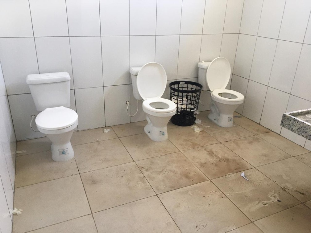 Banheiro feminino do Mercado Central com três sanitários sem divisas — Foto: Caio Coutinho/G1