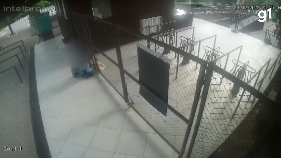 Vídeo mostra homem deixando tartaruga marinha na entrada da Bica, em João Pessoa  — Foto: Reprodução/TV Cabo Branco