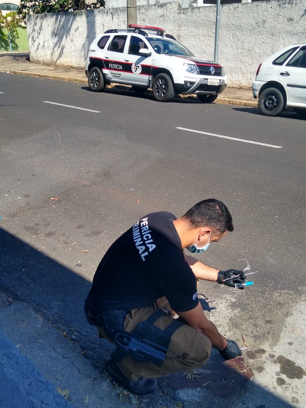 Perícia esteve no local da agressão ao jovem de 24 anos em Garça (SP). Crime é investigado. — Foto: Polícia Civil/ Divulgação