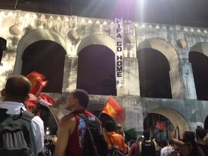 Faixa com os dizeres &#39;Fifa go home&#39; foi estendida nos Arcos da Lapa (Foto: Daniel Silveira / G1)