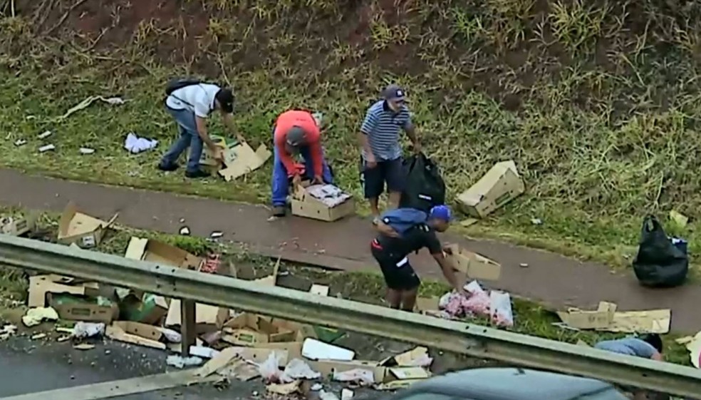 Pedestres saqueiam carga de carne congelada após acidente com caminhão na Dom Pedro I, em Campinas — Foto: Reprodução/EPTV