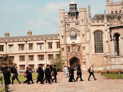 Guia conduz novos estudantes e turistas em passeio pela Universidade de Cambridge, no Reino Unido