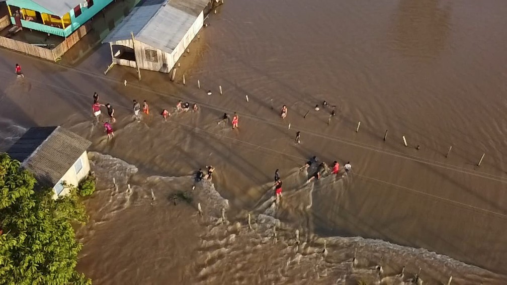 Nível do Rio Juruá volta a subir e mais de 380 pessoas estão em abrigos públicos em Cruzeiro do Sul — Foto: Arquivo/Corpo de Bombeiros