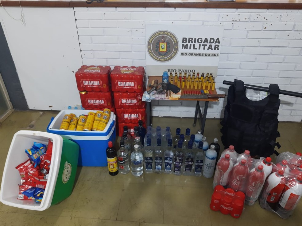 Polícia apreendeu uma arma, munições, além de uma capa de colete balístico, um bastão de defesa pessoal, som automotivo e bebidas alcoólicas. — Foto: Brigada Militar/Divulgação