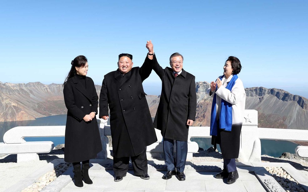 O líder norte-coreano Kim Jong-un e o presidente sul-coreano Moon Jae-in posam com suas esposas no topo do Monte Paektu — Foto: Pyeongyang Press Corps / Pool / via Reuters