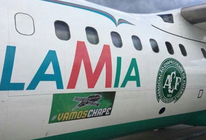 Avião adesivado da Chapecoense seguia rumo a Medellín (Foto: Reprodução Twitter)