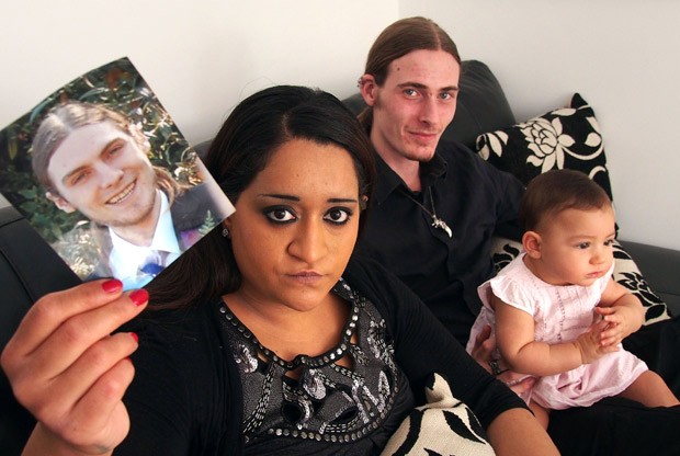 Naz Farouk segura a foto do noivo morto em acidente, Mark, ao lado do namorado, Michael, com a filha Sia no colo (Foto: Caters News/The Grosby Group)