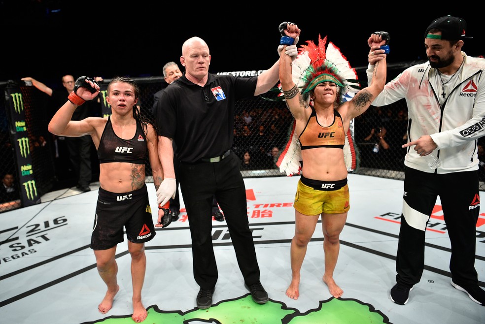 Jéssica Bate-Estaca, vestindo o cocar, é anunciada vencedora contra Cláudia Gadelha no UFC Japão (Foto: Getty Images)