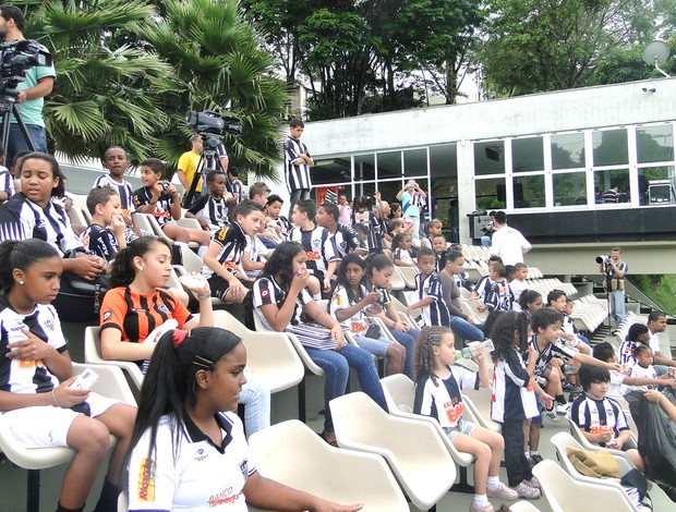 Crianças, Ct do Atlético-MG (Foto: Fernando Martins / Globoesporte.com)