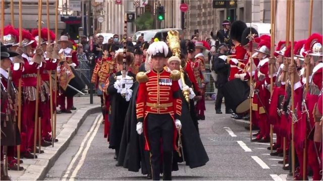 A cerimônia de proclamação no Royal Exchange, a segunda e última cerimônia realizada em Londres neste sábado (Foto: Getty Images via BBC)