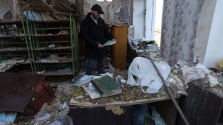 Shandrygolove volta para lá apenas para recuperar o material que sobreviveu aos bombardeios — Foto: Anatolii Stepanov / AFP