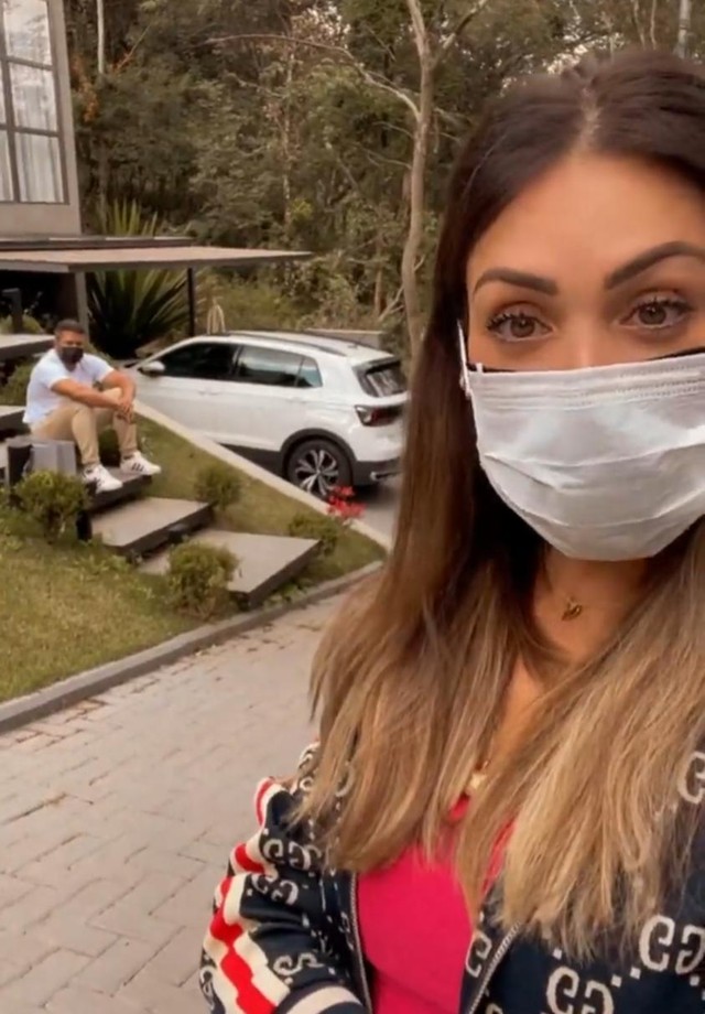 Bella Falconi se emociona ao visitar de longe o marido com Covid-19 (Foto: Reprodução/Instagram)
