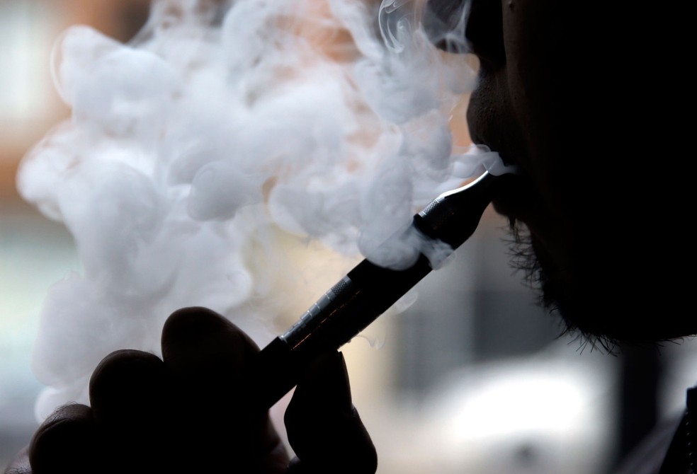  Homem fuma cigarro eletrÃ´nico em Chicago; dispositivo Ã© cada vez mais popular nos Estados Unidos  â€” Foto: AP Photo/Nam Y. Huh, File