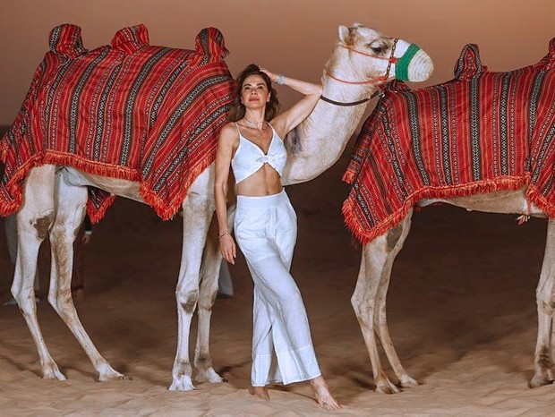 Luciana Gimenez posa com camelôs em Dubai, nos Emirados Arabes (Foto: Instagram/Reprodução)
