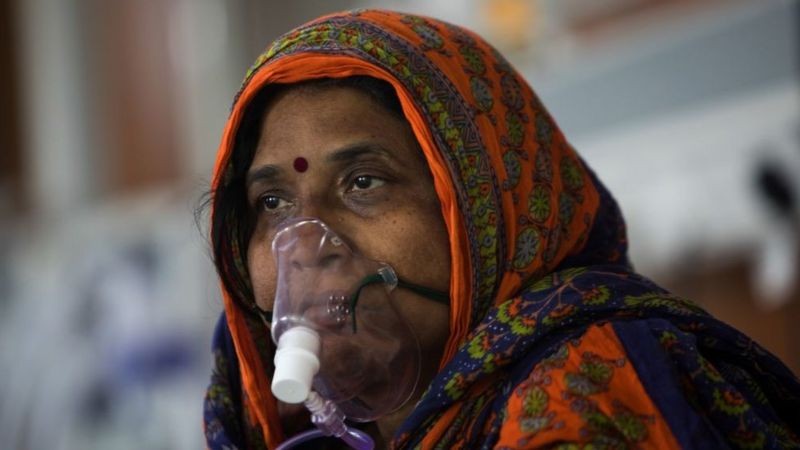 O tamanho da população na Índia e o aumento dramático de casos e mortes causam muita preocupação (Foto: AFP via BBC)