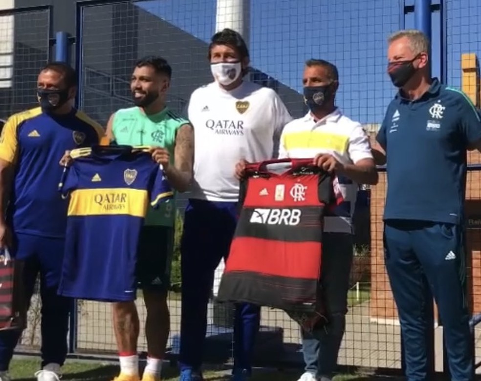 Gabigol e Landim trocam camisas com dirigentes do Boca — Foto: Reprodução FlaTV