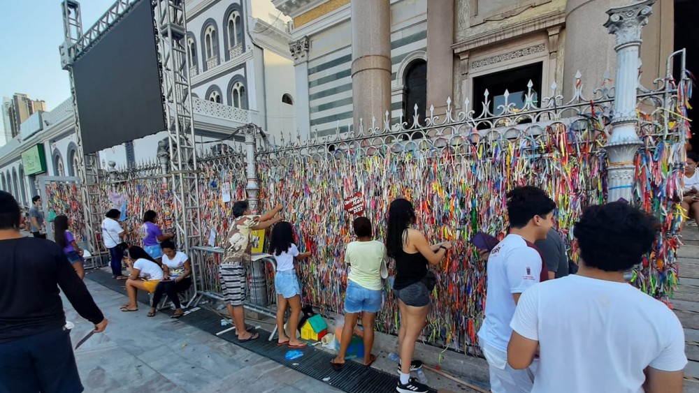 Círio 2022: fiéis amarram fitinhas do Círio em frente à Basílica de Nazaré