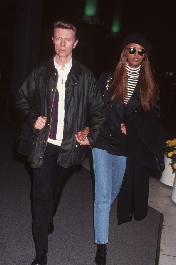 Musician David Bowie and model Iman sighted on January 25, 1993 at the Los Angeles International Airport in Los Angeles, California. (Photo by Ron Galella, Ltd./Ron Galella Collection via Getty Images) (Foto: Ron Galella Collection via Getty)