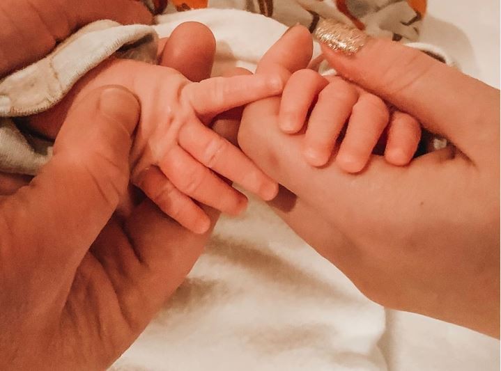 Johnny Galecki e a namorada Alaina Meyer com o primeiro filho do casal, Avery (Foto: Instagram)