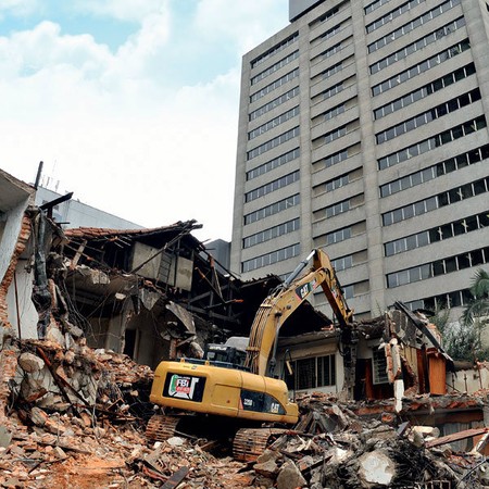 POR CIMA DE TUDO: Casarão demolido este ano na Avenida Paulista, em São Paulo (Foto:  )