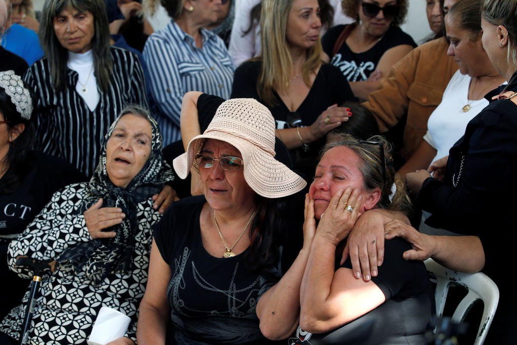 Amigos e familiares durante funeral de Moshe Agadi, homem israelense morto depois que foguete lançado de Gaza atingiu a sua casa, na cidade de Ashkelon, sul de Israel, neste domingo (5) — Foto: Ronen Zvulun/Reuters