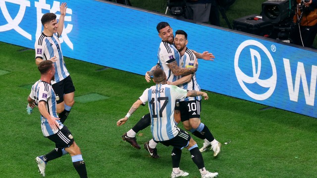 Lionel Messi comemora o gol com os jogadores em Argentina x Austrália
