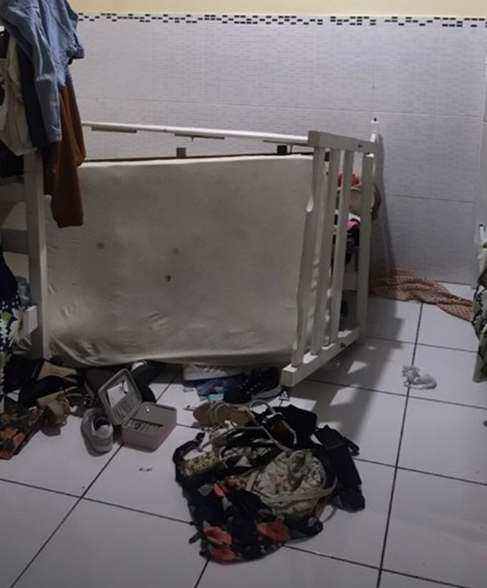 Objetos de quarto onde Laura estava com o DJ ficaram destruídos após agressões — Foto: Instagram/Reprodução