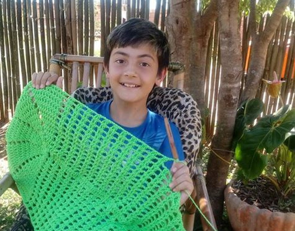 Junior Silva está gravando vídeos todos os dias para ensinar crochê (Foto: Arquivo Pessoal/Denise Vieira)