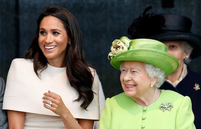 WIDNES, UNITED KINGDOM - JUNE 14: (EMBARGOED FOR PUBLICATION IN UK NEWSPAPERS UNTIL 24 HOURS AFTER CREATE DATE AND TIME) Meghan, Duchess of Sussex and Queen Elizabeth II attend a ceremony to open the new Mersey Gateway Bridge on June 14, 2018 in Widnes, E (Foto: Getty Images)