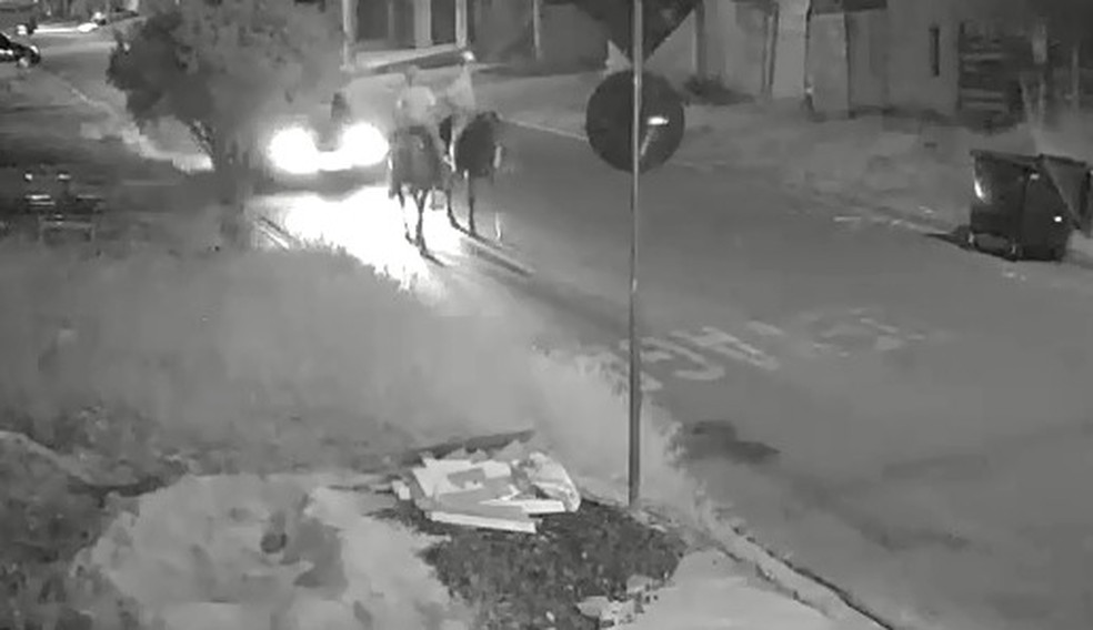 Momento em que o carro vai em direção aos dois adolescentes a cavalo — Foto: Reprodução/Câmera de segurança