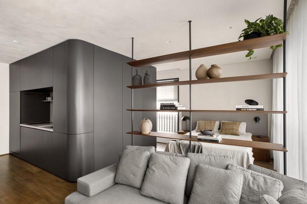 48 m² com marcenaria curva, tons de cinza a minimalismo (Foto: Carolina Lacaz @carolina.lacaz)