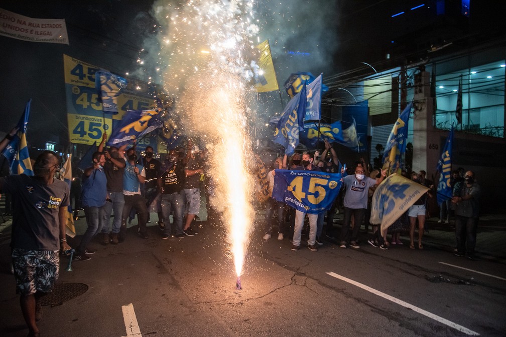 Apoiadores de Bruno Covas (PSDB) celebram vitória — Foto: Fábio Tito/G1