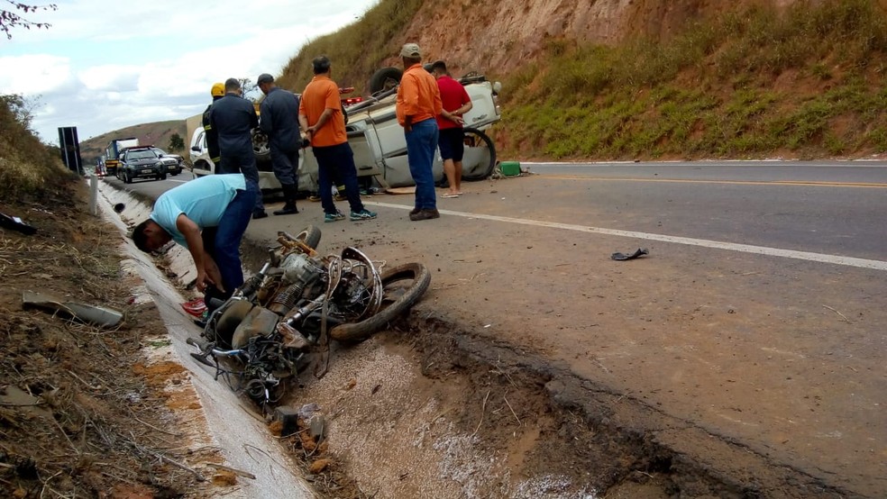 Na BR-381, o motociclista não sobreviveu ao impacto da batida e morreu no local (Foto: Ronalt Lessa/InterTV dos Vales)