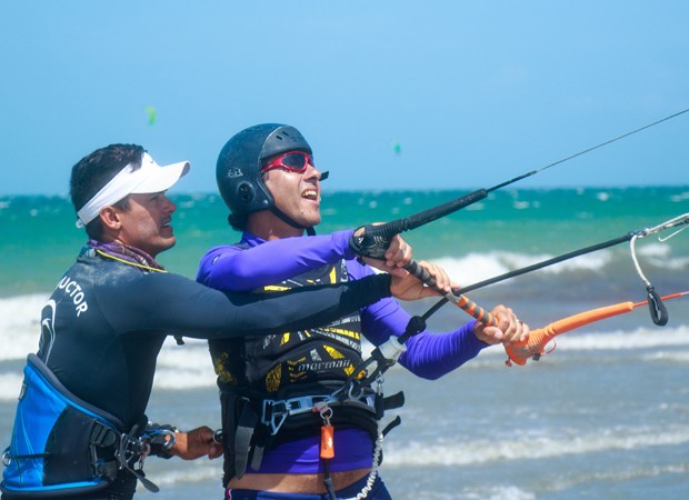 Marcos Palmeira pratica kitesurf (Foto: Leca Mir ​)