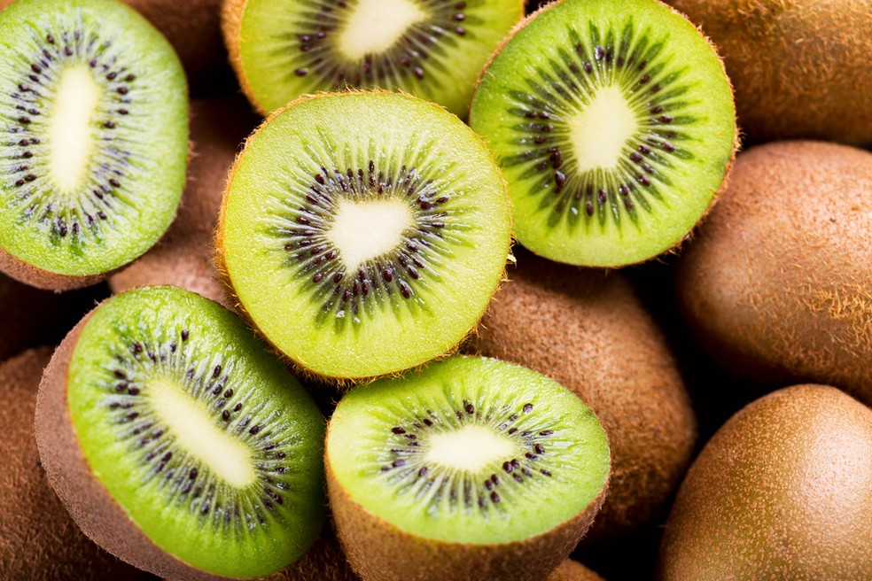 O kiwi possui pectina que ajuda no bom funcionamento do intestino. — Foto: Shutterstock