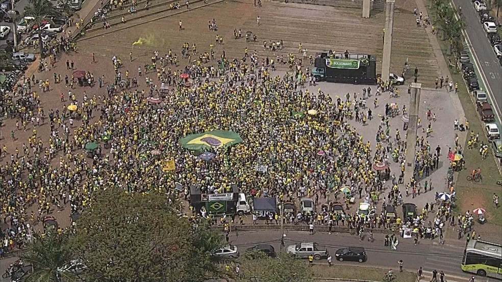 MG - Belo Horizonte: Manifestantes se reúnem na Pampulha a favor de Bolsonaro neste domingo (30) — Foto: Reprodução/TV Globo