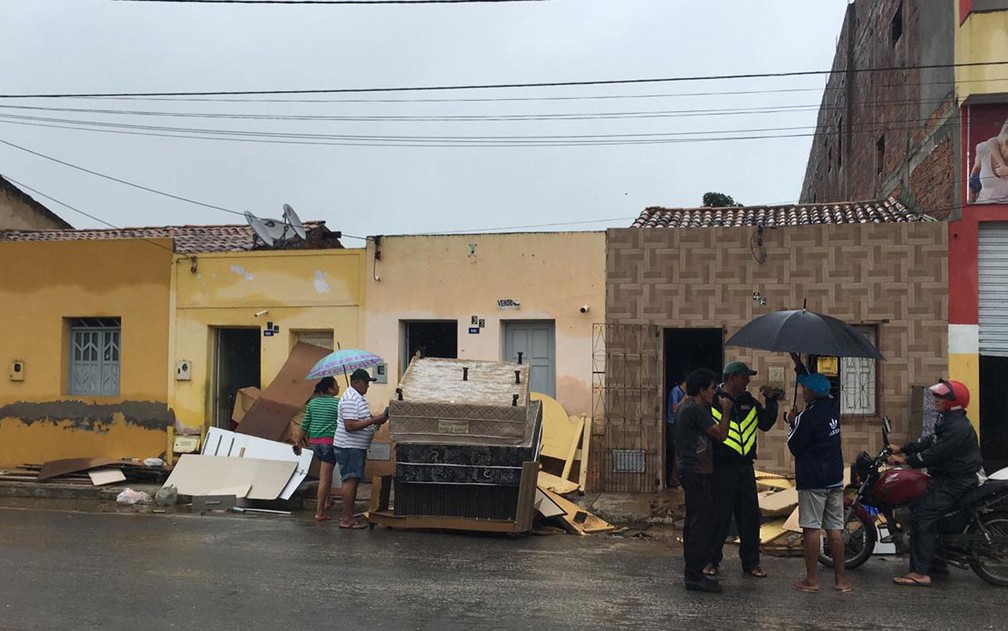 Moradores da cidade de Coronel Sá retirando móveis e objetos das casas na manhã desta sexta-feira (12)  — Foto: Alan Tiago/G1
