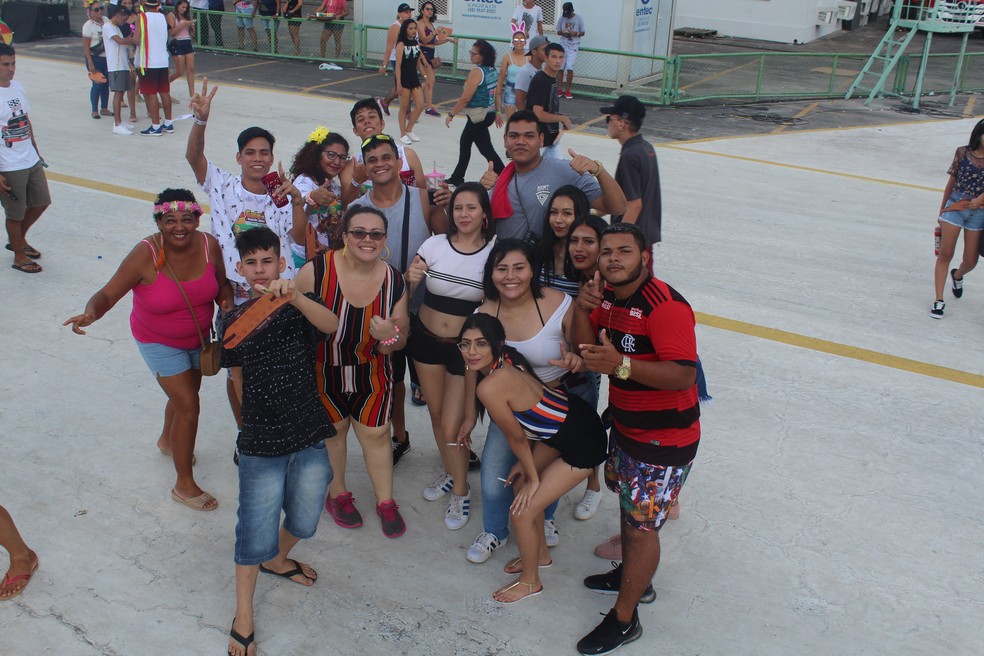 Amigos chegam para o tradicional Galo de Manaus nesta terça de Carnaval — Foto: Indiara Bessa/G1 AM