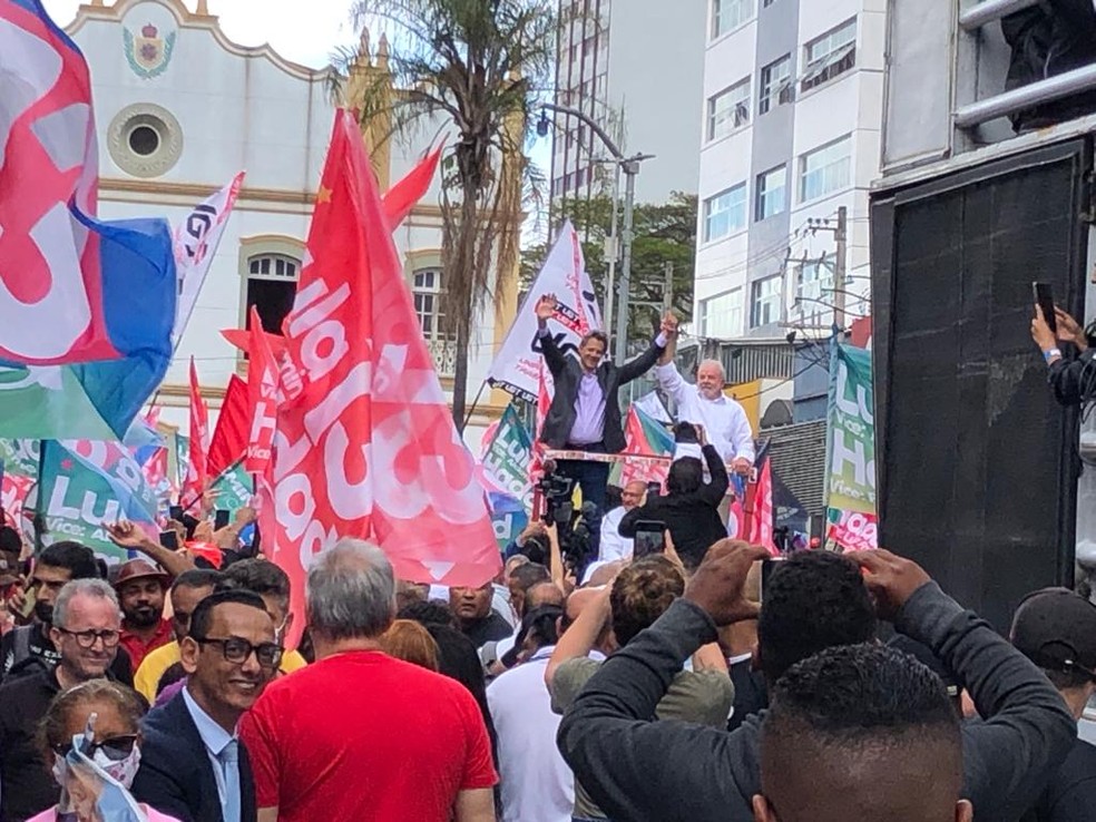 Lula e o candidato do PT ao governo de São Paulo, Haddad, durante ato com apoiadores em Guarulhos — Foto: Renato Biazzi/TV Globo