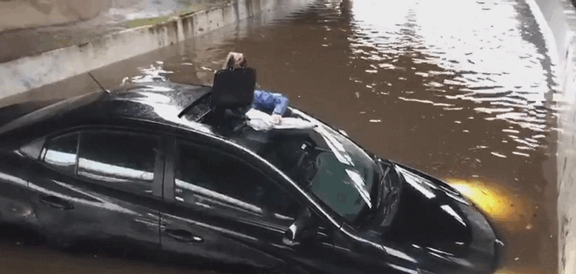 VÍDEO: motorista abandona carro pelo teto solar após alagamento em ruas de Porto Alegre