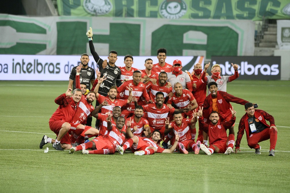 Os 18 jogadores relacionados pelo CRB comemoram a classificação no Allianz Parque, em São Paulo — Foto: Marcos Ribolli