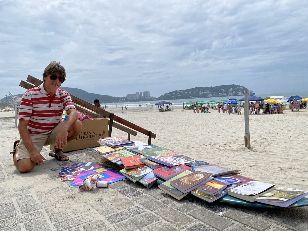 Fábio Rogério leva livros, poesias impressas e pipas aos domingos à orla da Praia da Enseada, em Guarujá (SP) — Foto: Prefeitura de Guarujá/Divulgação