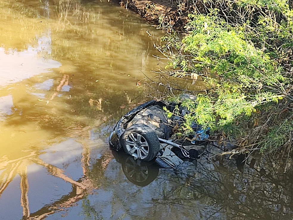 Carro caído no Rio Sangão, em Criciúma — Foto: PMRv/Divulgação