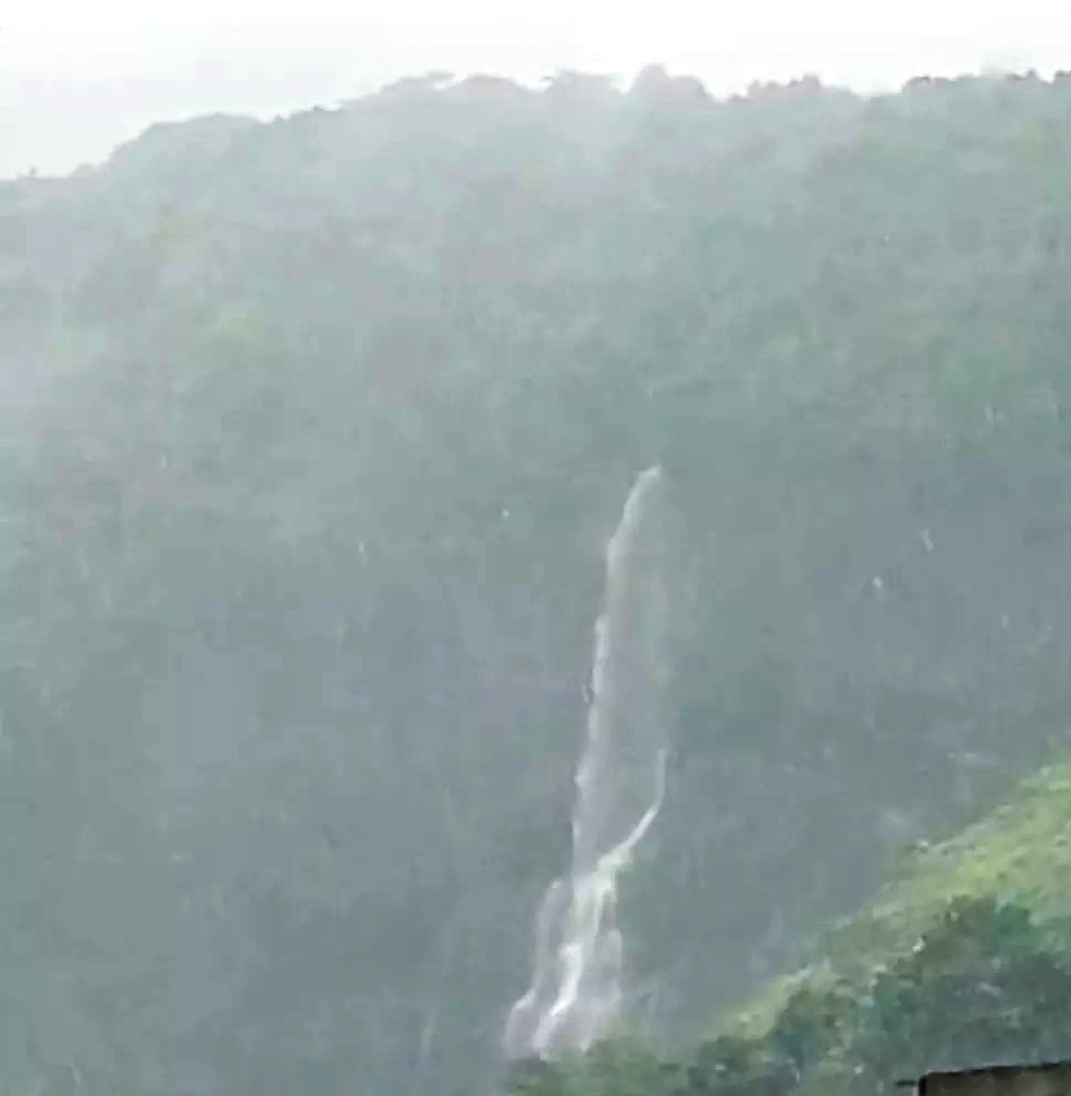 Temporal provoca 'cachoeira' em morro e impressiona em Guarujá, SP — Foto: Reprodução