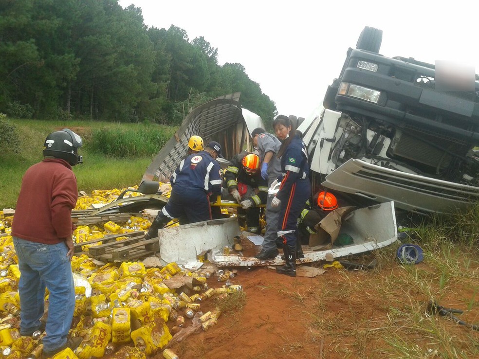 Motorista foi socorrido com ferimentos leves (Foto: Sidnei Fernandes/Divulgação)