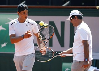 Rafael Nadal treina em Roland Garros (Foto: Reuters)